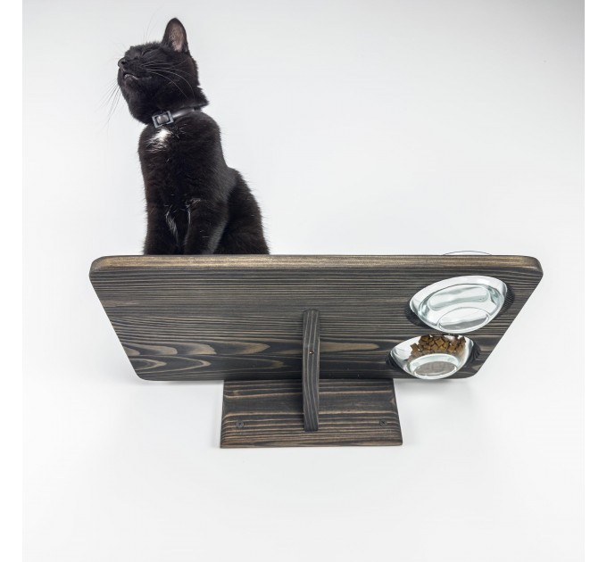 Wall mounted shelf with space for bowls