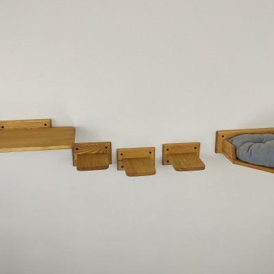 Wall wood cat shelf with two bowls